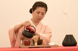 800px-Japanese_tea_ceremony_20100502_Japan_Matsuri_02