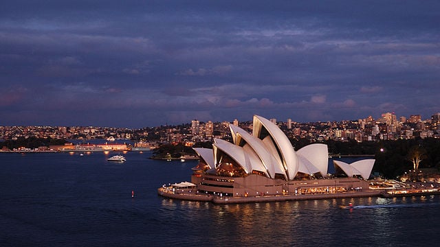 Sydney_Opera_House_construction_1968